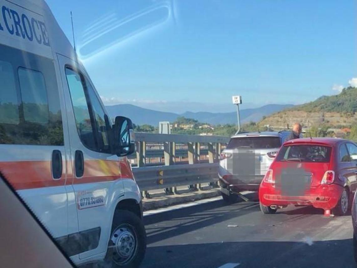 Incidente sulla Sora - Ferentino, coinvolte 2 auto. Traffico congestionato e code