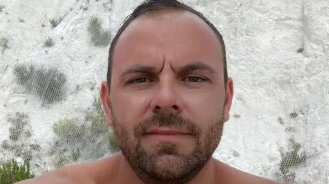 Muore in un incidente a 37 anni, la compagna lo "sposa" nel giorno del funerale