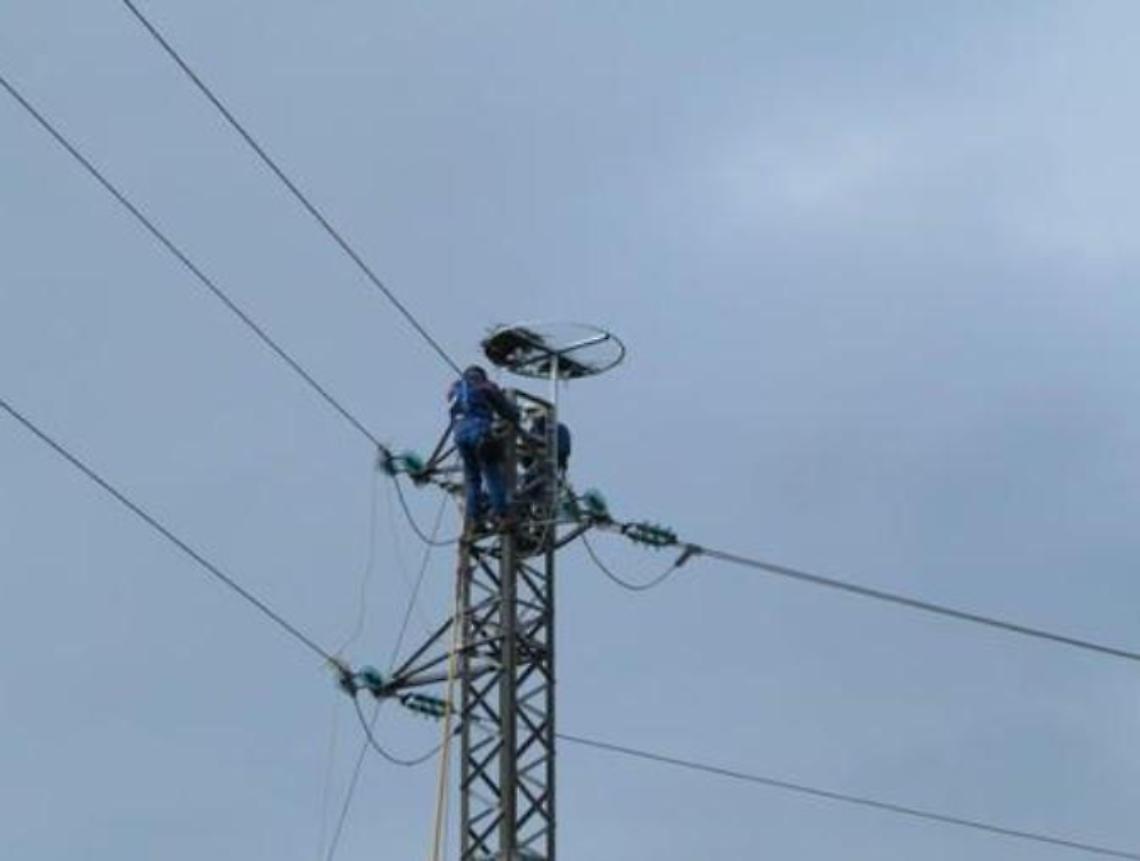 Operaio muore folgorato su un traliccio dell'energia elettrica