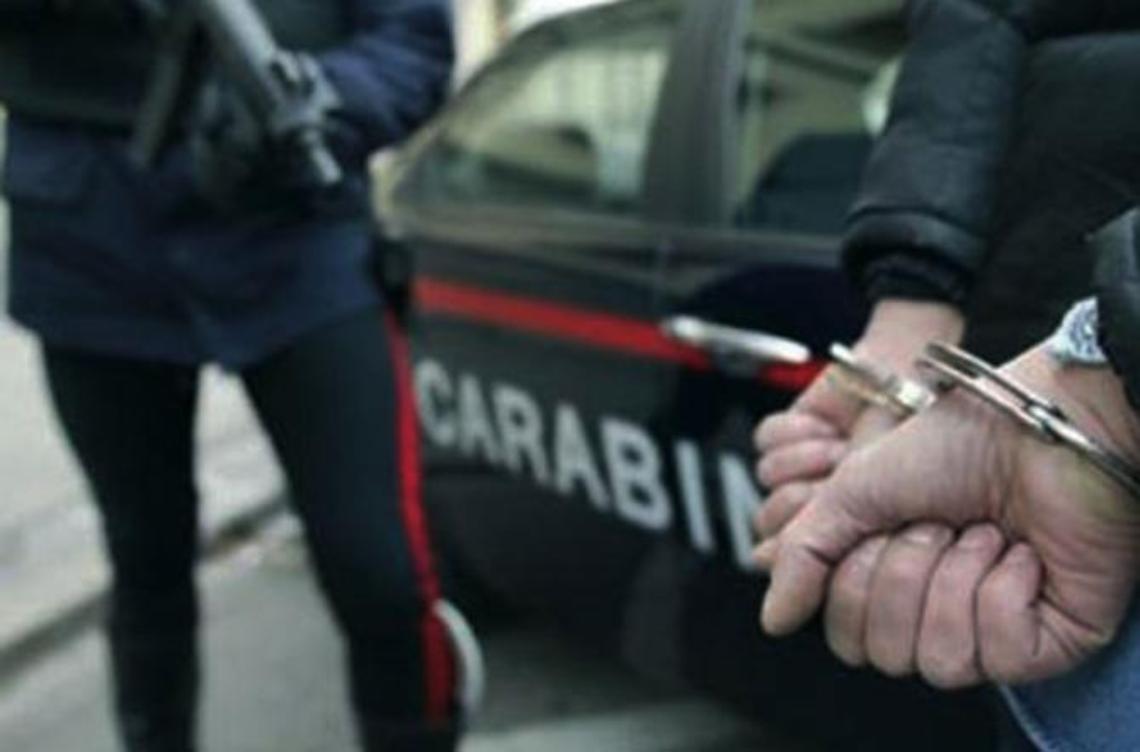 Minaccia il fratello con liquido infiammabile, poi l'aggressione: 18enne arrestato