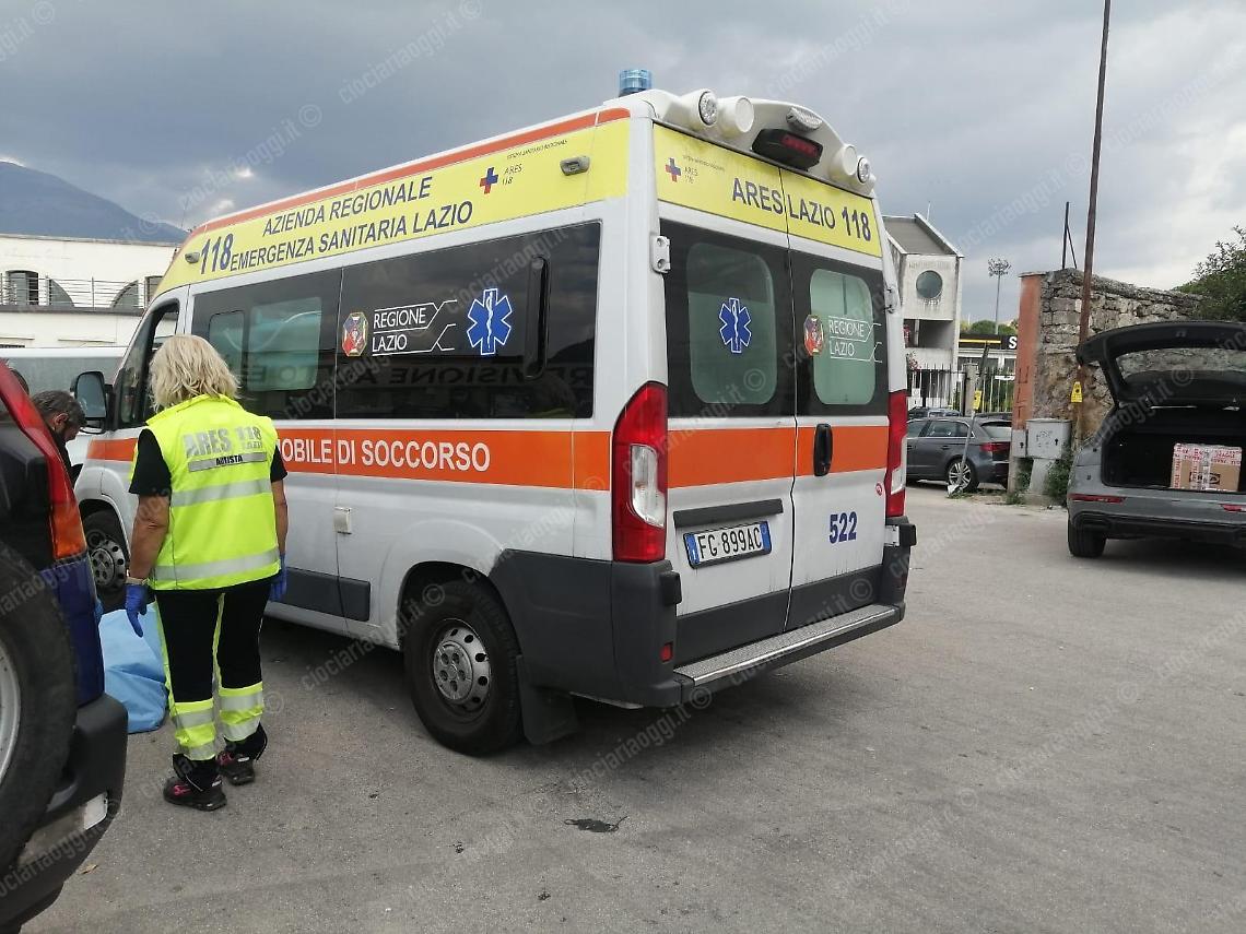 Muore mentre &egrave; in auto con la figlia: tragedia nel parcheggio dello stadio