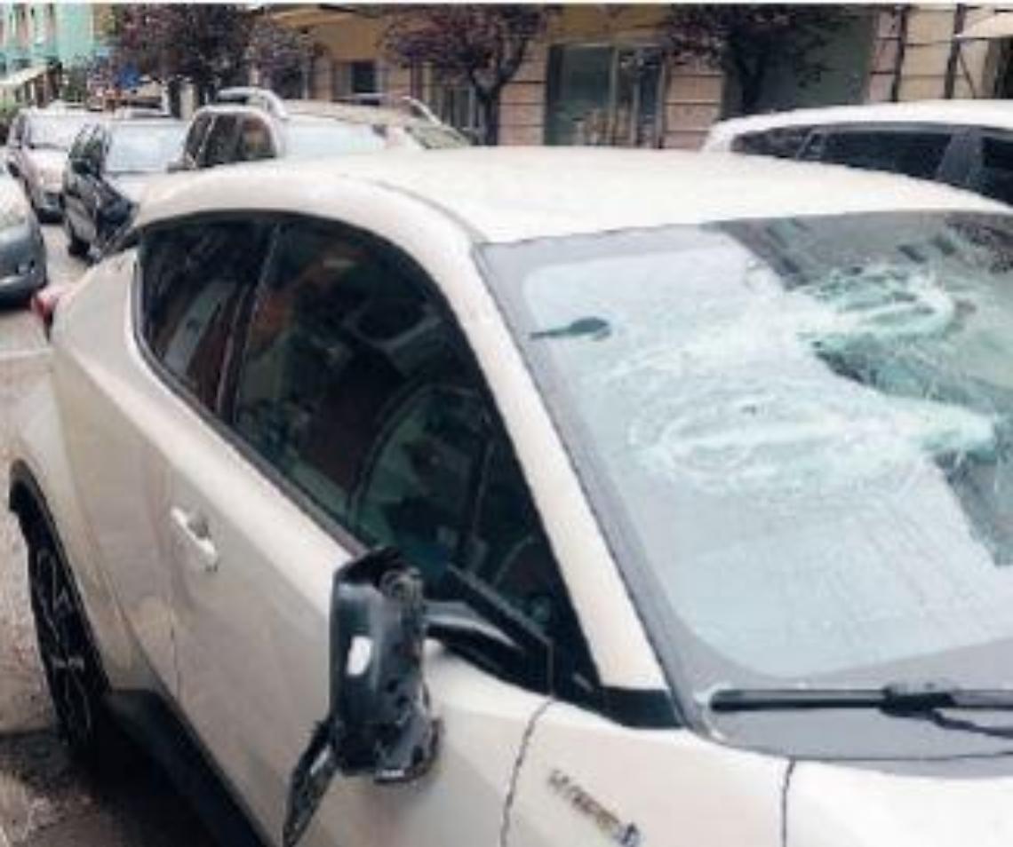 Per gelosia danneggia un'auto, ma sbaglia obiettivo. Minorenne nei guai