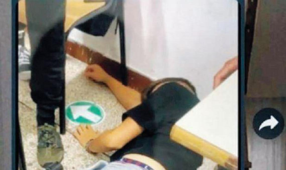 Una foto che ritrae uno studente ferito, grande paura. Ma è una fakenews
