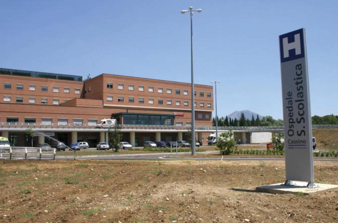 Parcheggio selvaggio in ospedale: carrozzine per disabili e passeggini bloccati