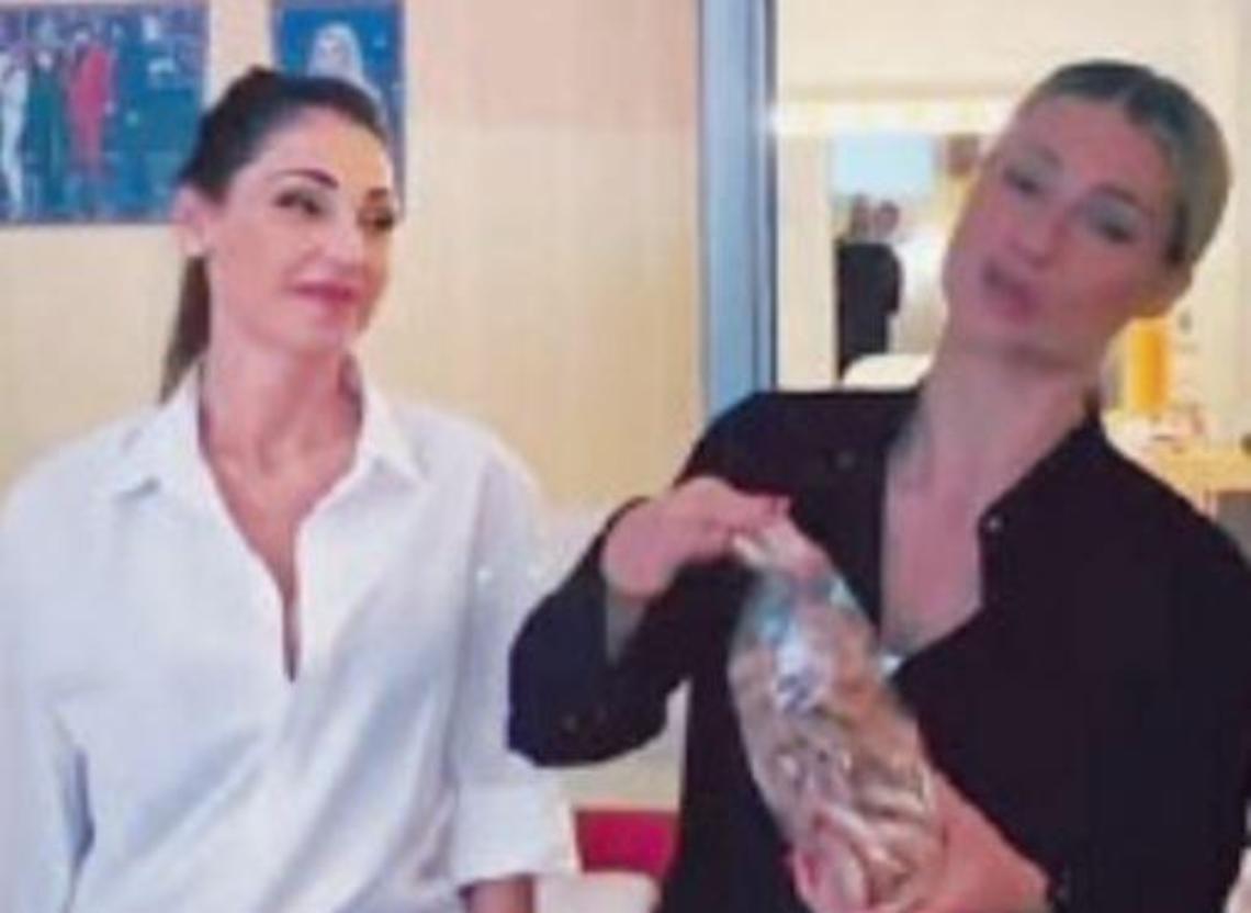 Michelle Hunziker estasiata dai dolci sorani: le bontà offerte da Anna Tatangelo