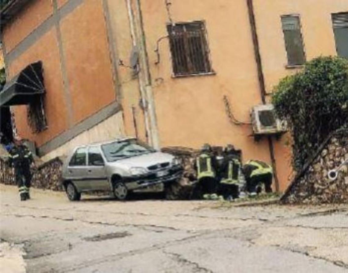 Auto contro la condotta del gas: il boato e poi la grande paura. Tragedia sfiorata