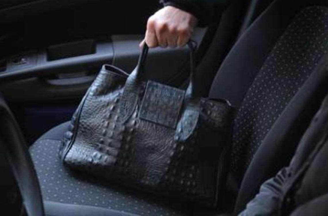 Ruba la borsa dall'auto di una donna e fugge: operaio inseguito e arrestato