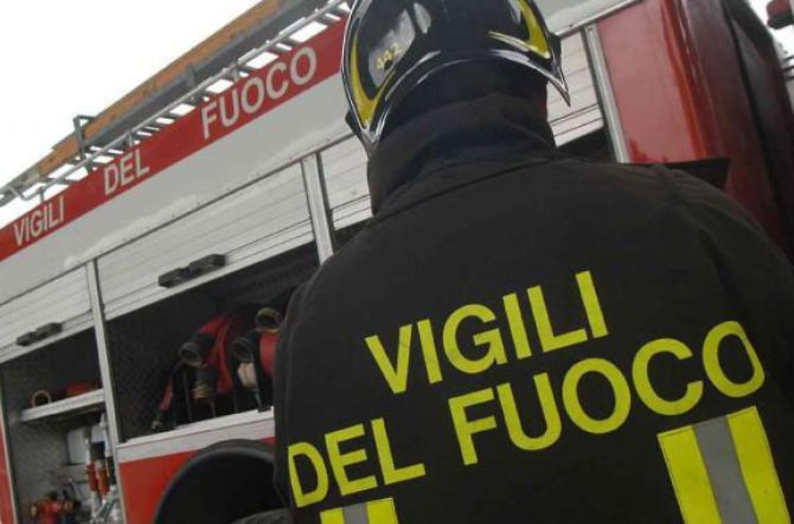 Appartamento in fiamme, paura per una ragazza: sfiorata la tragedia