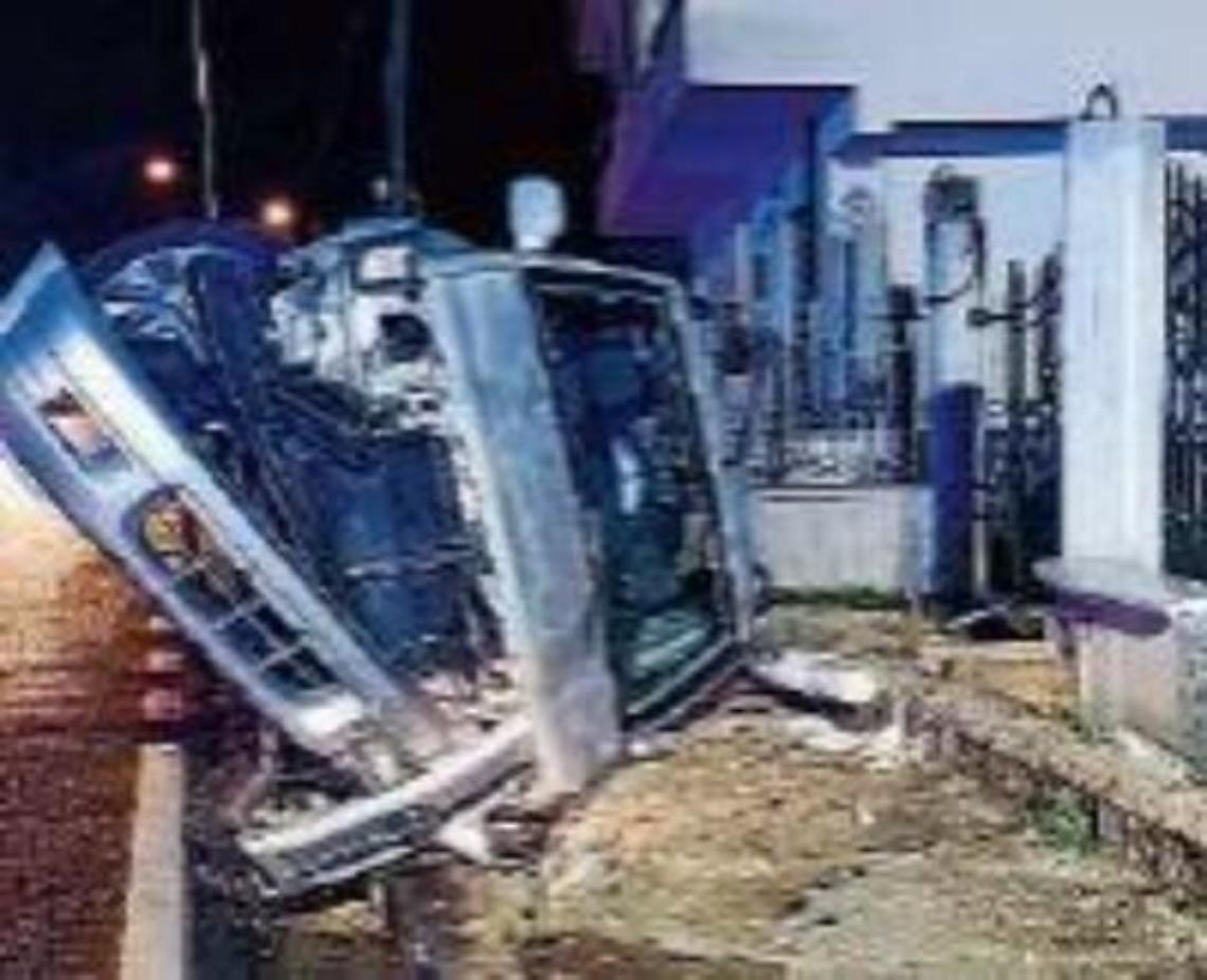 Perde il controllo dell'auto e esce fuori strada: giovane miracolato