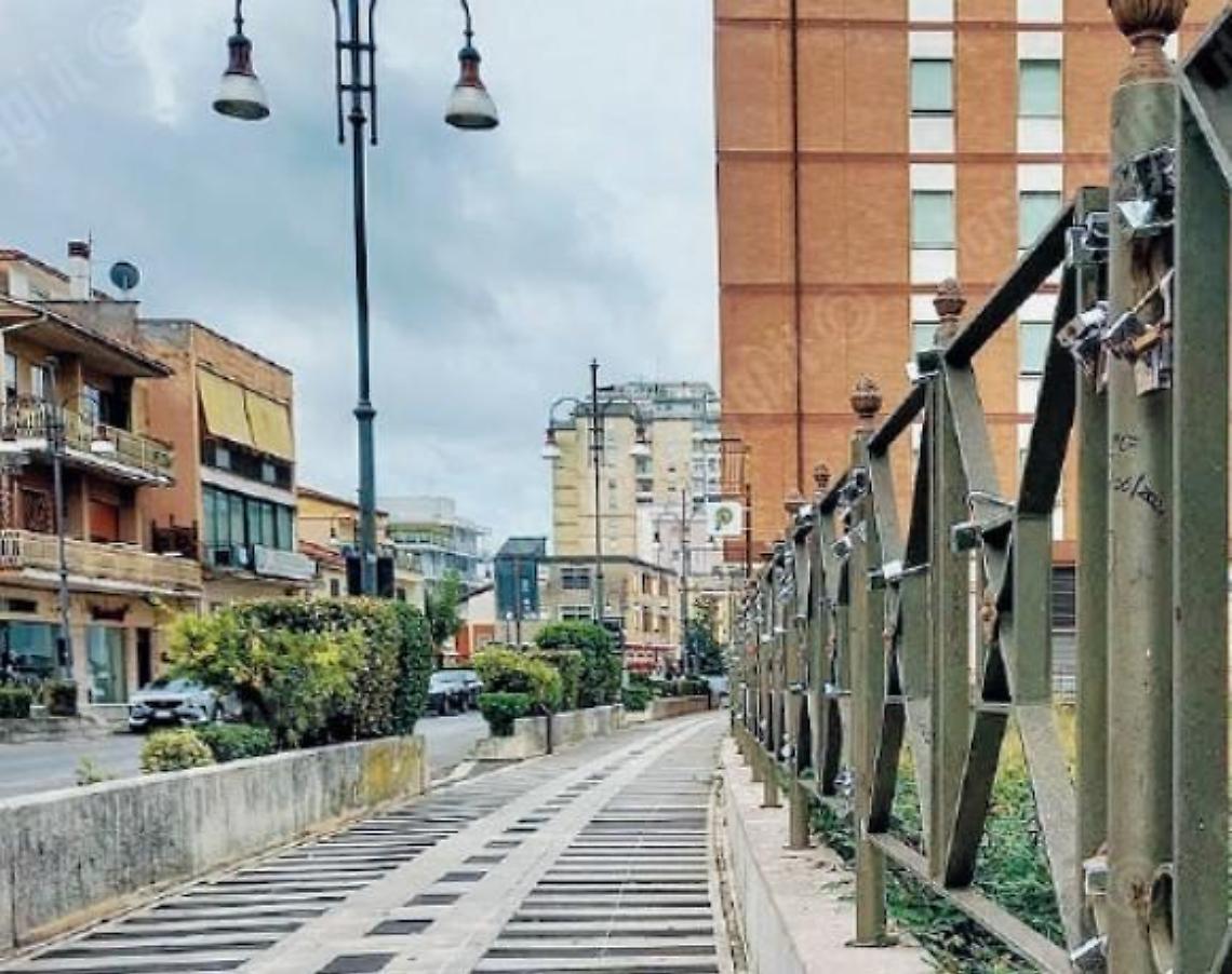 Lucchetti dell'amore in via Moro: quasi duecento apposti su una ringhiera