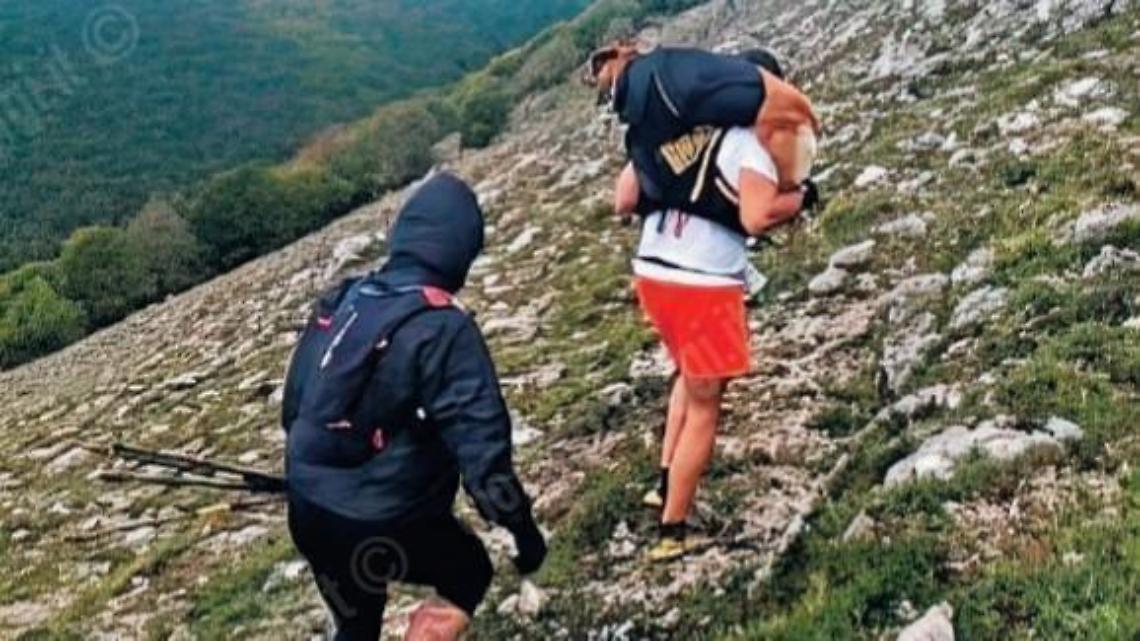 Cagnolina uccisa da una polpetta avvelenata: morta tra le braccia del suo padrone
