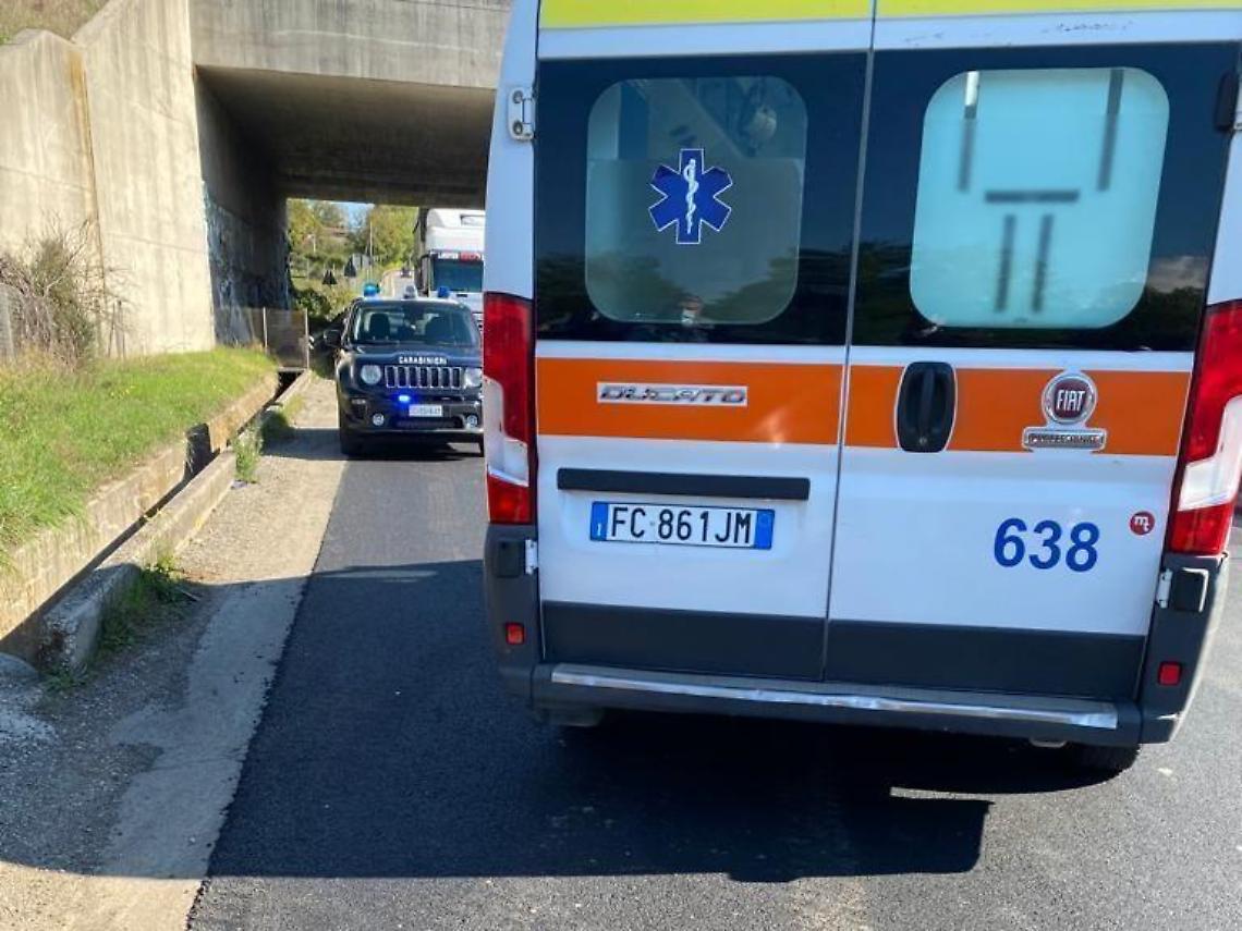 Furgone travolge tre ciclisti sulla Casilina: due trasportati in ospedale