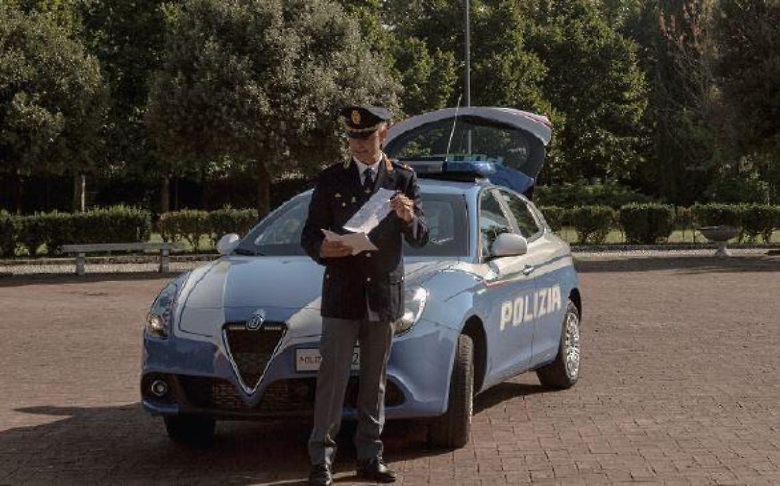 Il papà picchia la madre, la figlia di 6 anni chiede aiuto alla polizia