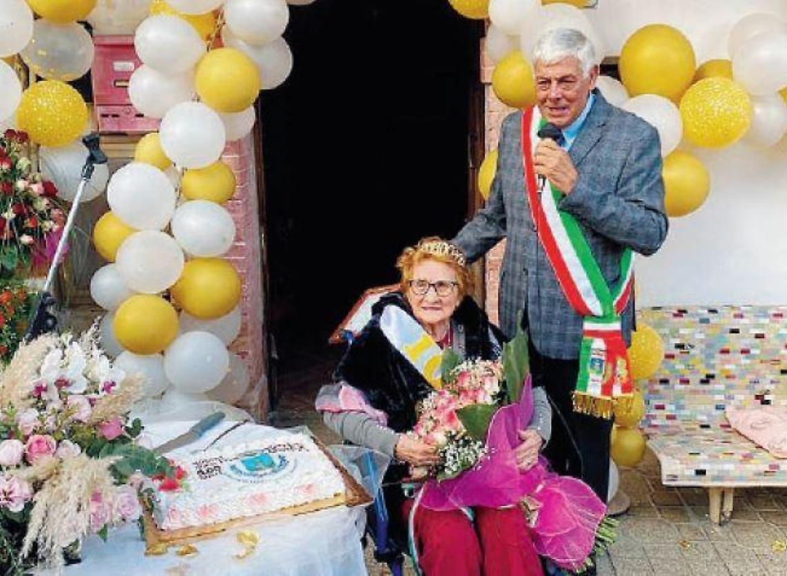 Nonna Ester spegne cento candeline: grande festa per l'arzilla nonnina