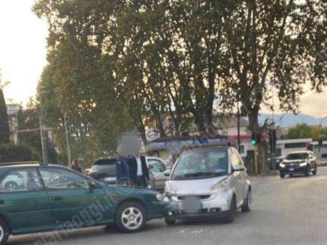Scontro tra due auto all'incrocio di via Ciamarra: momenti di paura