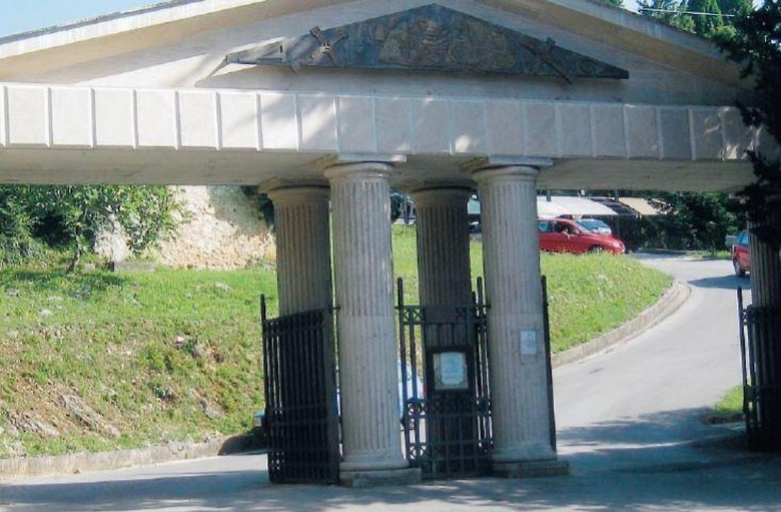 Furti al cimitero: le rubano le borse mentre era sulla tomba del padre, lo sdegno