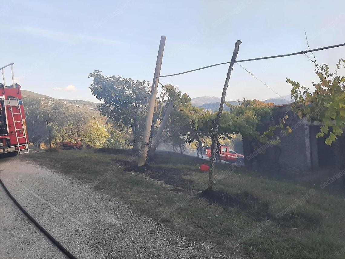 Incendio in località Forcella, vigili del fuoco al lavoro per domare le fiamme