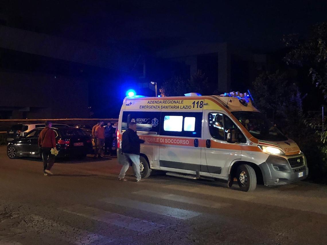 Cade rovinosamente a terra: ricoverato con un trauma facciale