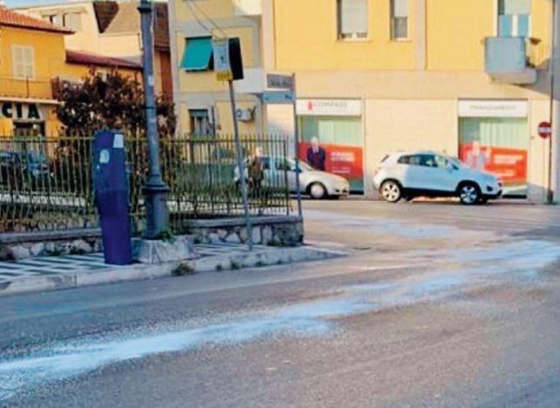 Via Aldo Moro ancora chiusa: traffico in tilt da ieri per una perdita di gasolio