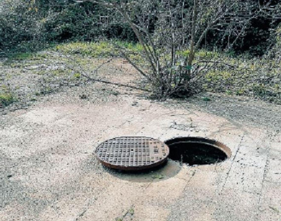 Tombino scoperchiato nel parco La Cascata: un bambino rischia di caderci dentro