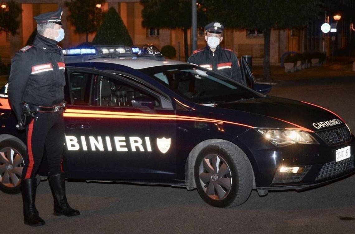 Fugge all'alt, rocambolesco inseguimento in centro: un giovane nei guai