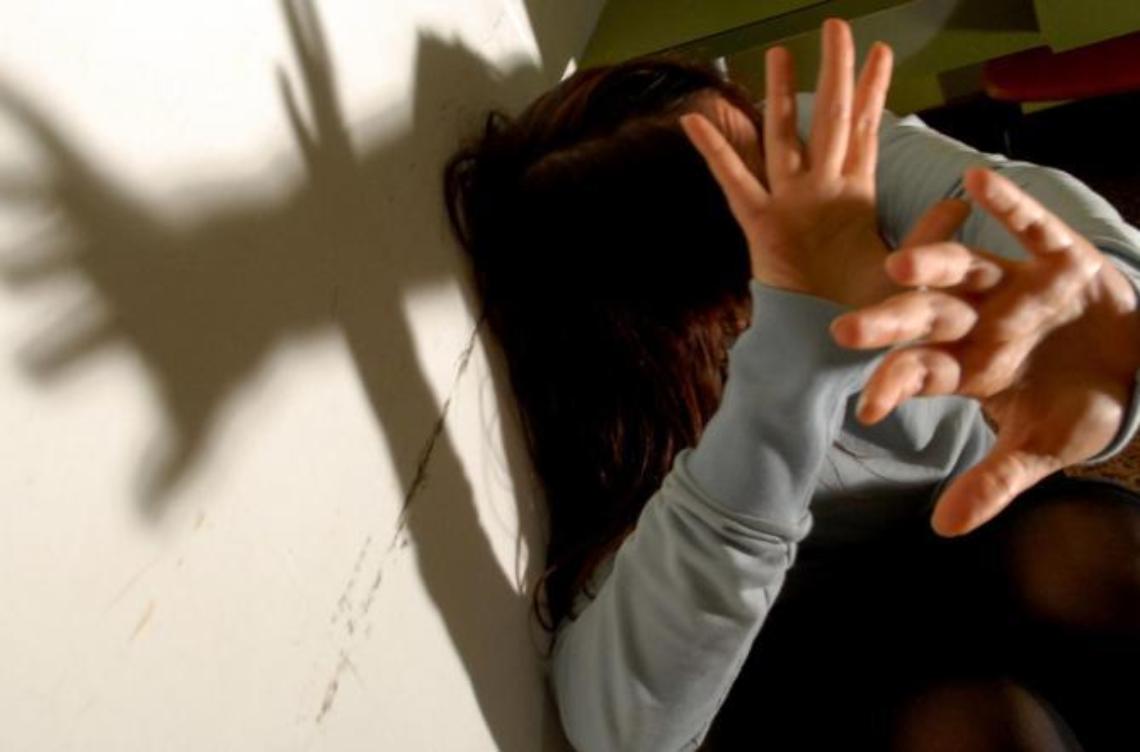 Baci estorti con la forza ad una 13enne: arriva la sentenza per un 68enne
