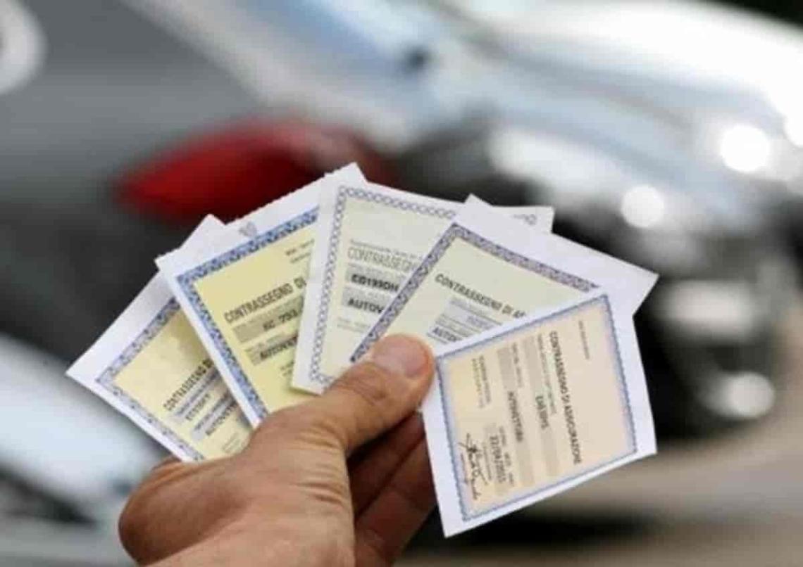 Polizze assicurative false, la truffa corre sul web: cittadini raggirati