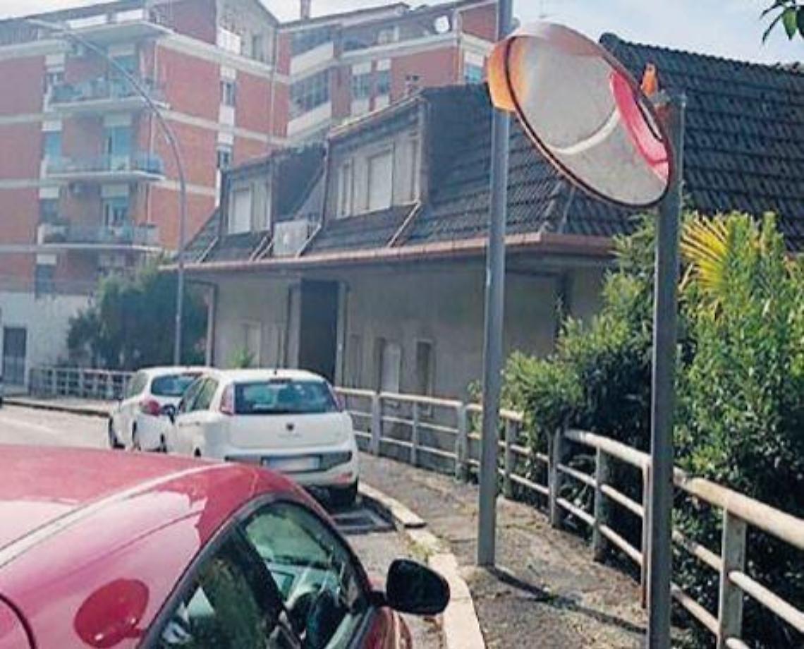 Specchio “fuori uso” al Nestor, visibilità ridotta: criticità per gli automobilisti