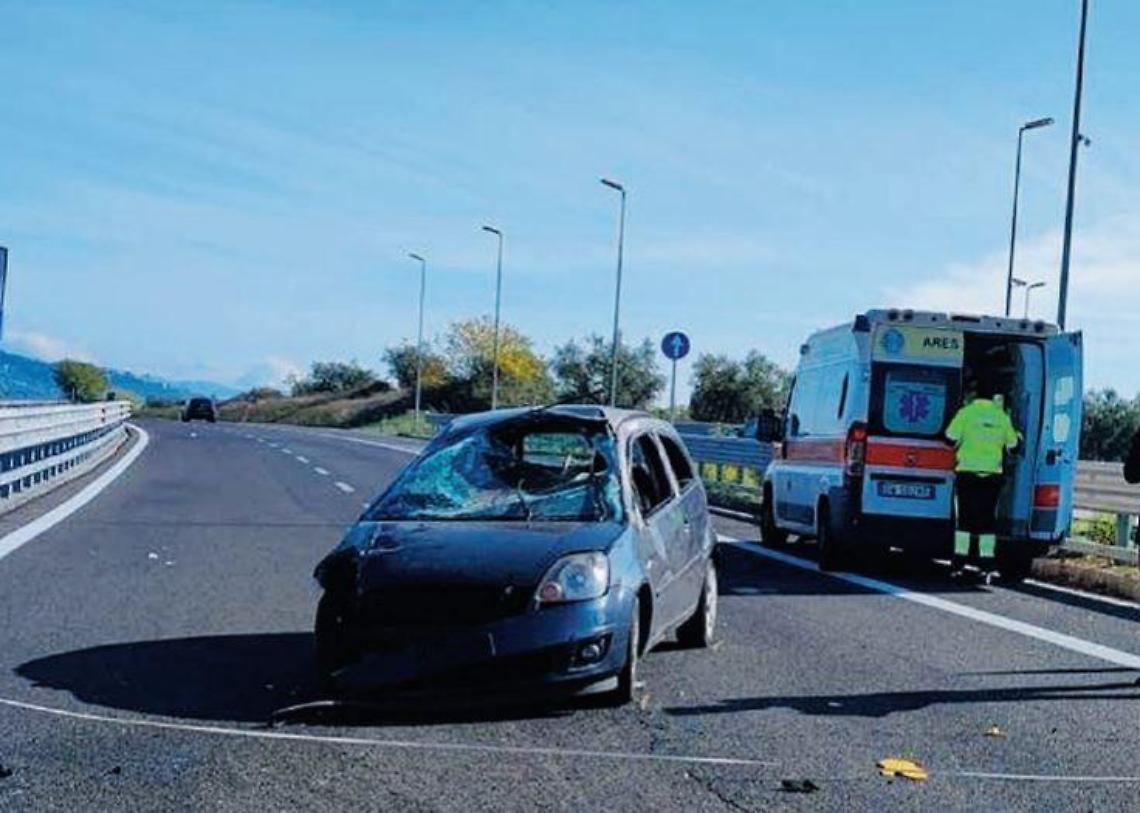 Si schianta contro il guardrail, grave una coppia: tutti i particolari