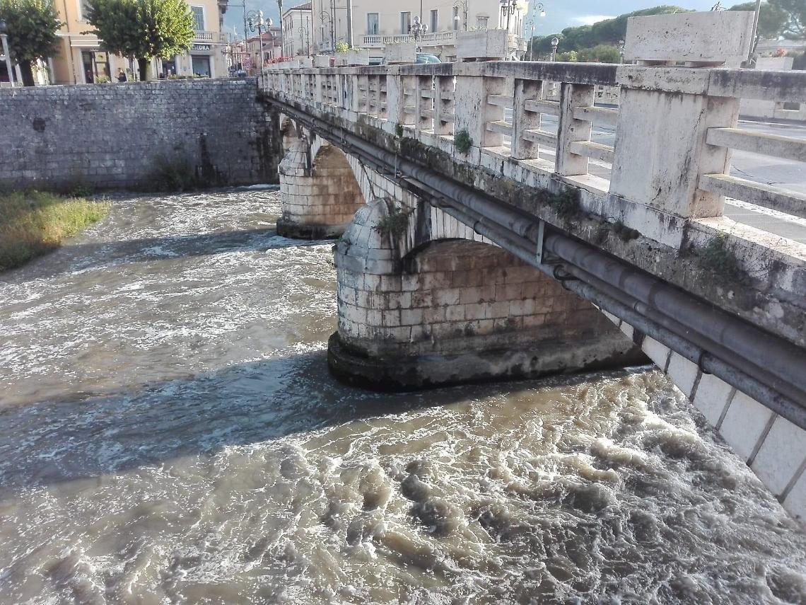Liri inquinato, torna la schiuma bianca nel fiume: cittadini allarmati