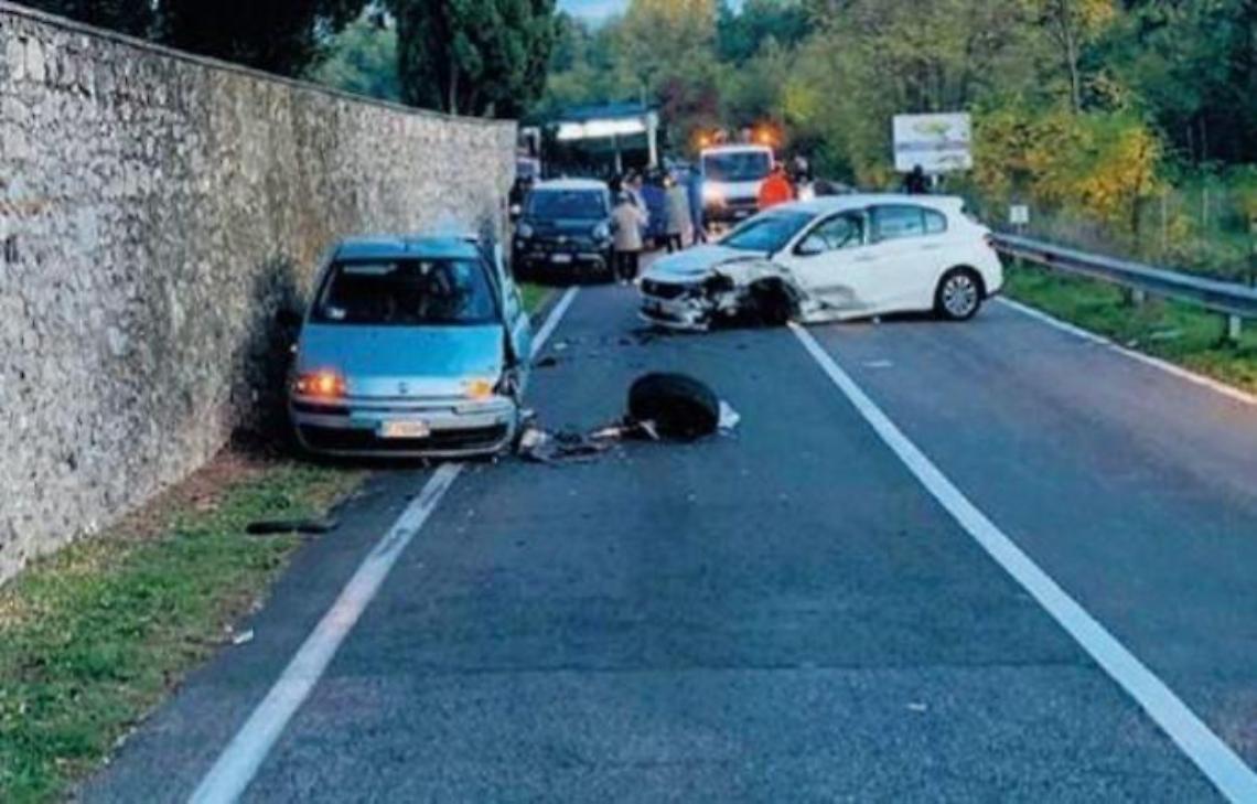 Scontro tra due auto, ferite tre persone. Paura in strada e traffico in tilt