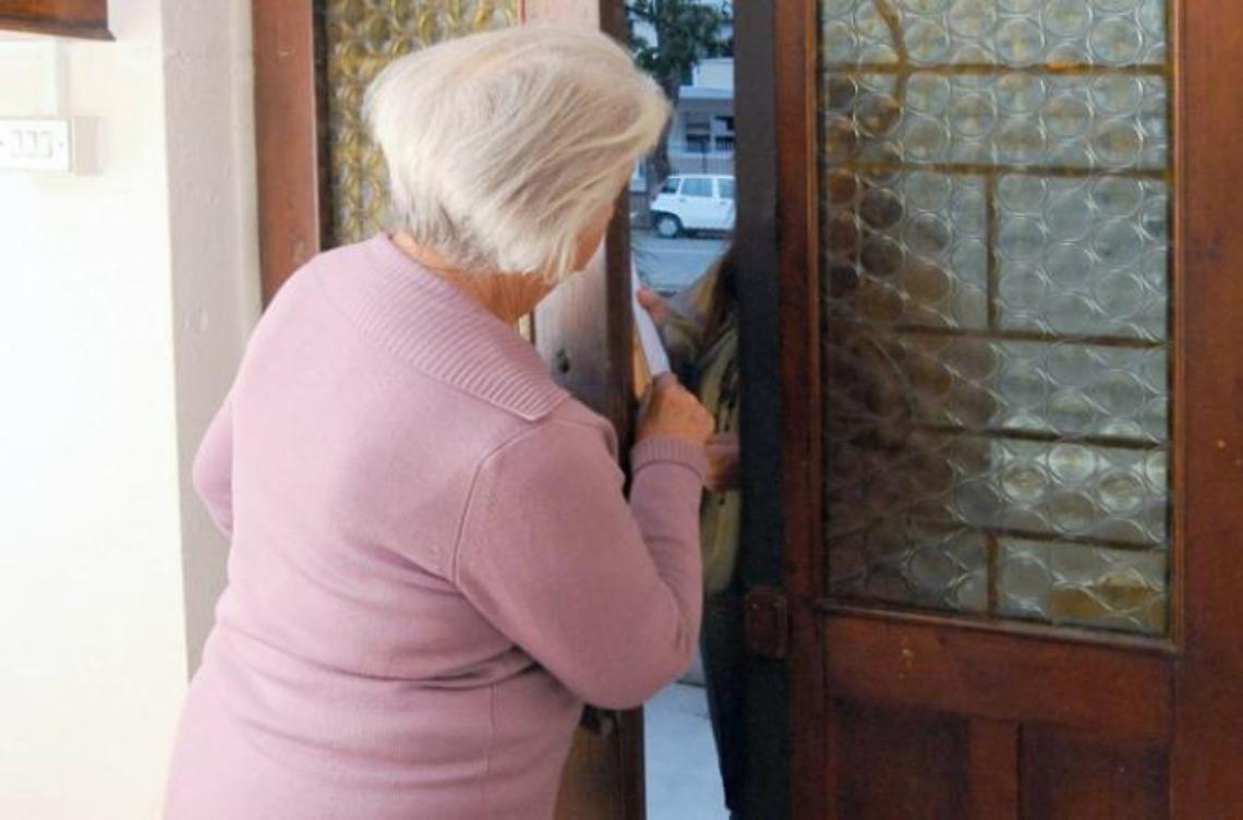 Truffa del finto pacco, raggirata un'ottantenne: in due nei guai