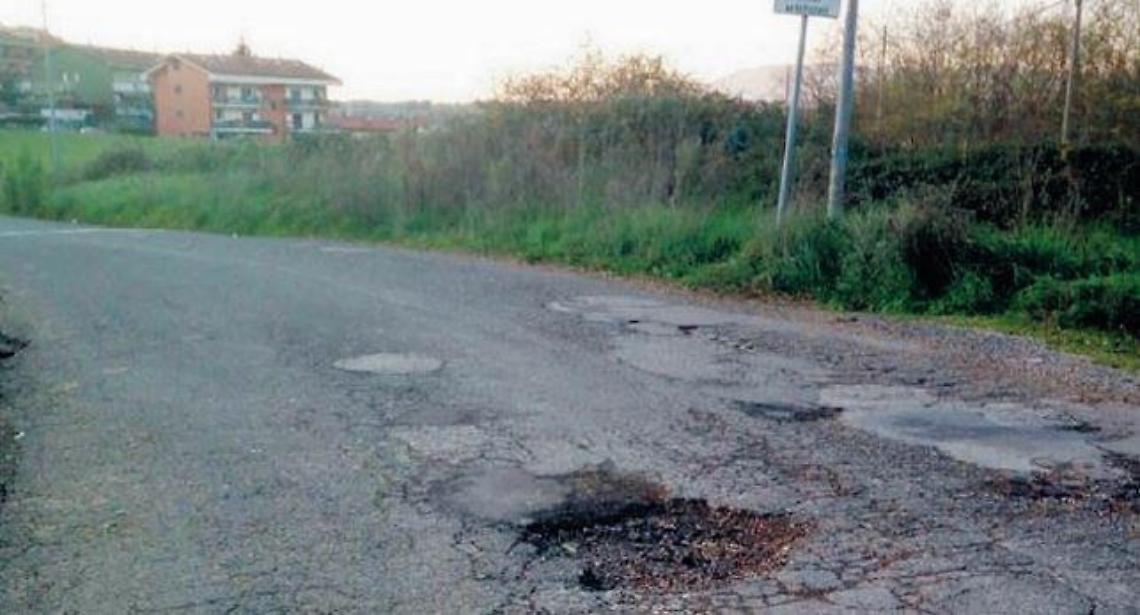 Buche e vie dissestate, tra incidenti e cadute: e i risarcimenti fioccano
