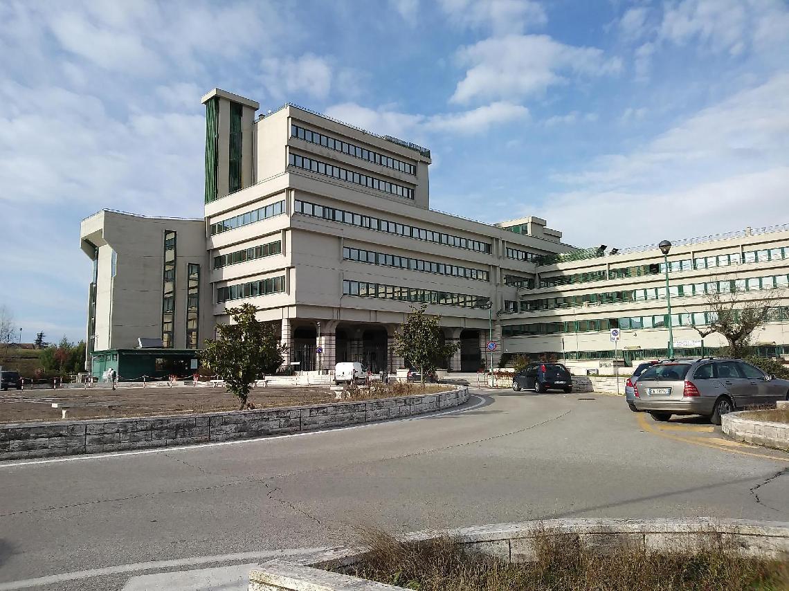 Vasi lanciati sulle auto e non solo...lo stalker del condominio finisce nei guai