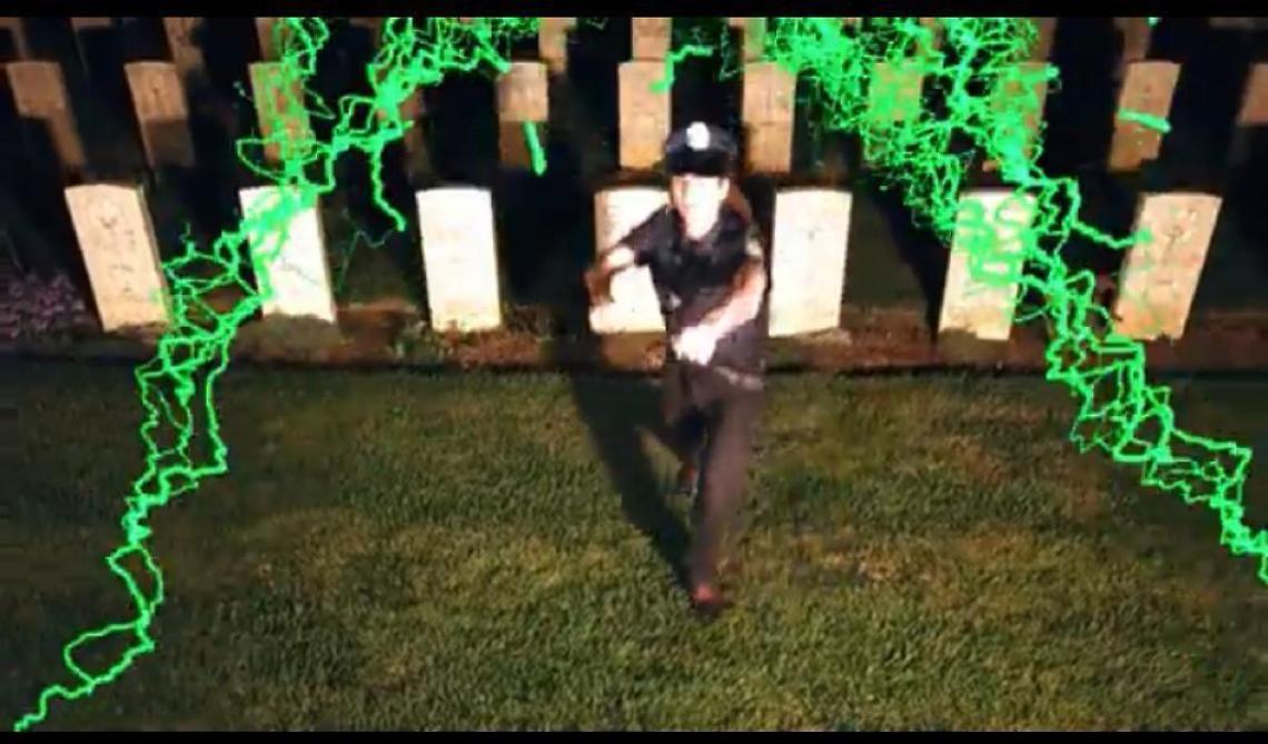 Video trap tra le lapidi del cimitero: guai seri all'orizzonte per Mex