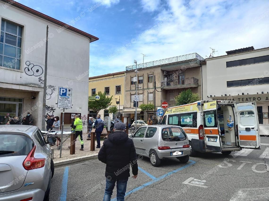 Cade mentre è in fila alle Poste e sbatte la testa: sangue in strada e panico