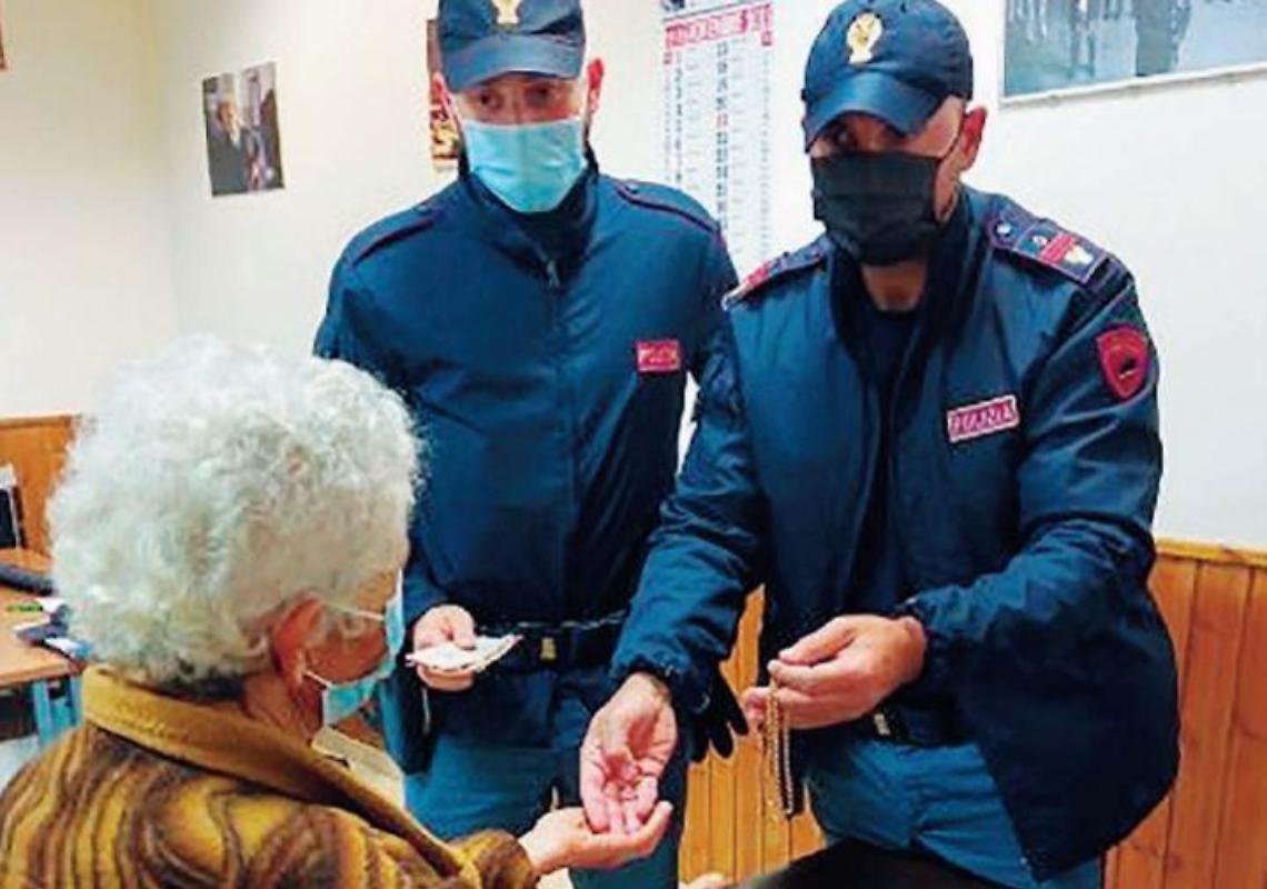 Raggirano una nonnina con la truffa del nipote: le portano via soldi e fedi