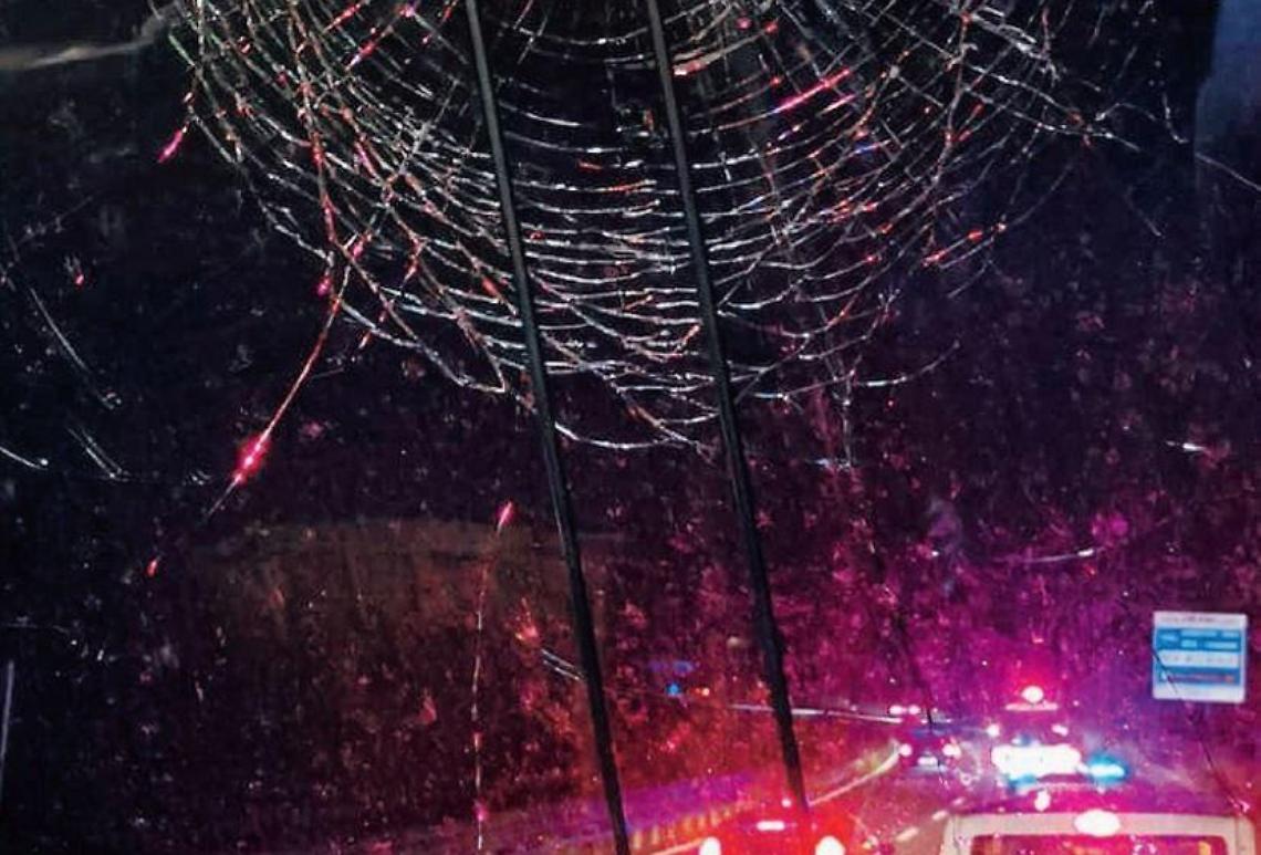 Sassi dal cavalcavia contro il pullman dei tifosi del Frosinone: tragedia sfiorata