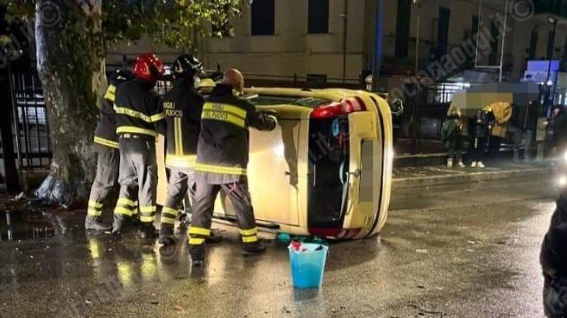 Incidente su via Marittima: auto contro albero, poi si ribalta. Una donna in ospedale