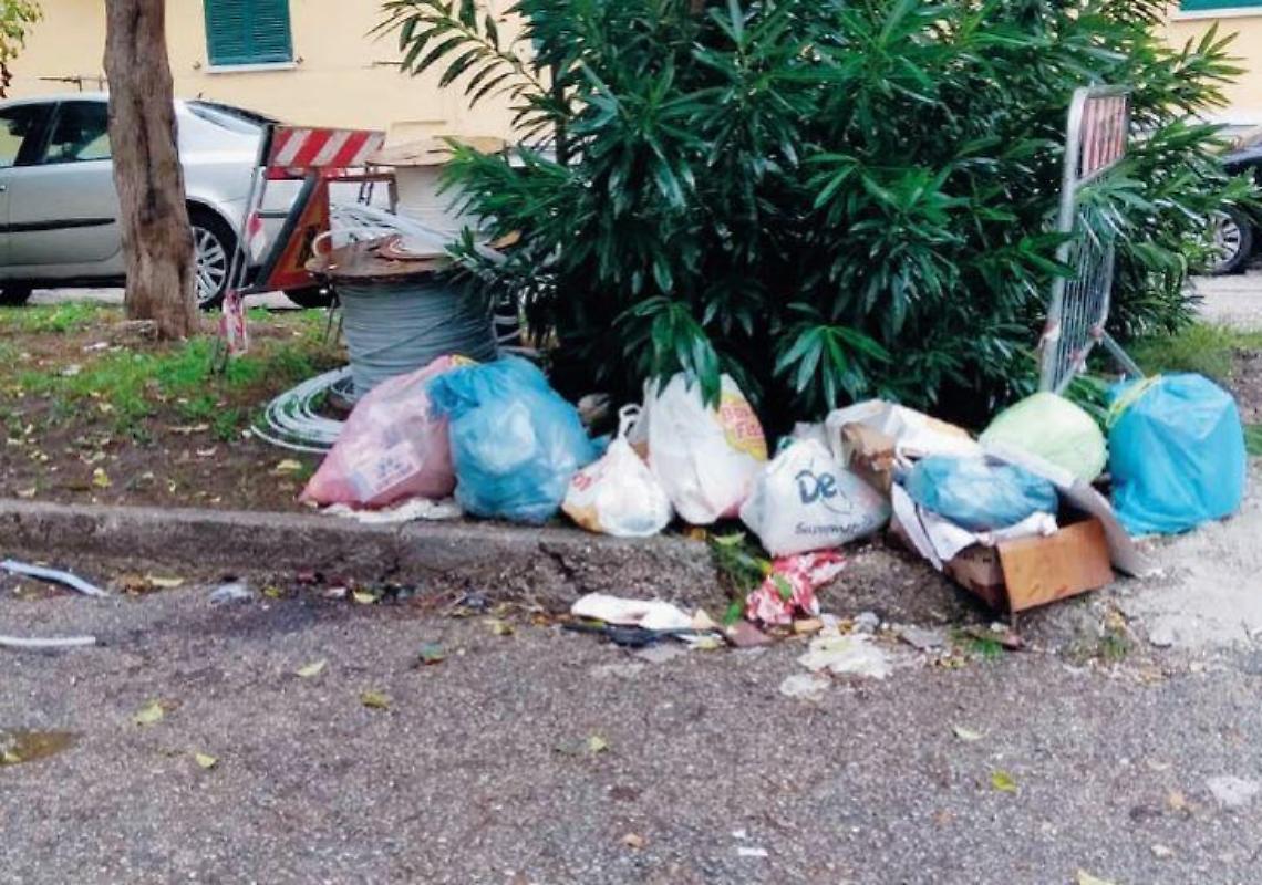 Emergenza rifiuti, salta l'umido: migliaia di sacchetti  sui marciapiedi
