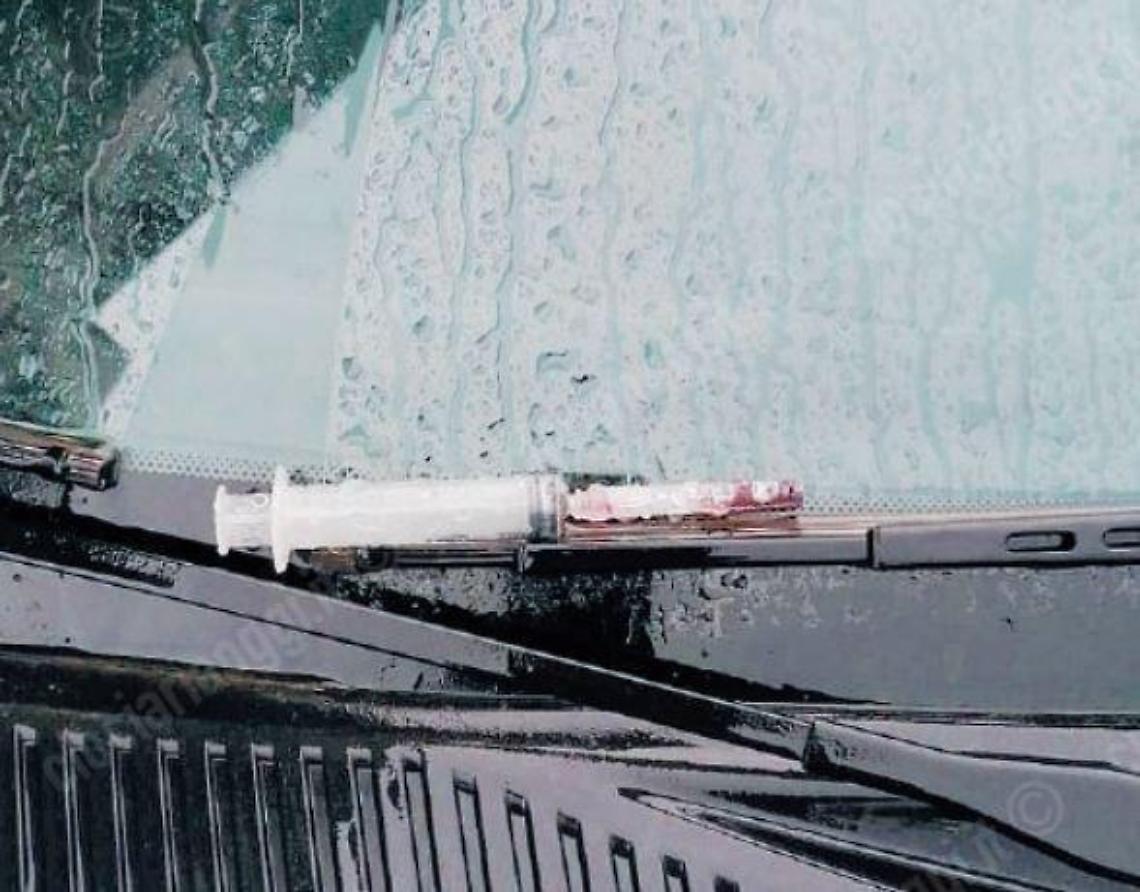 Porta i figli a scuola e trova una siringa insanguinata sul vetro dell'auto
