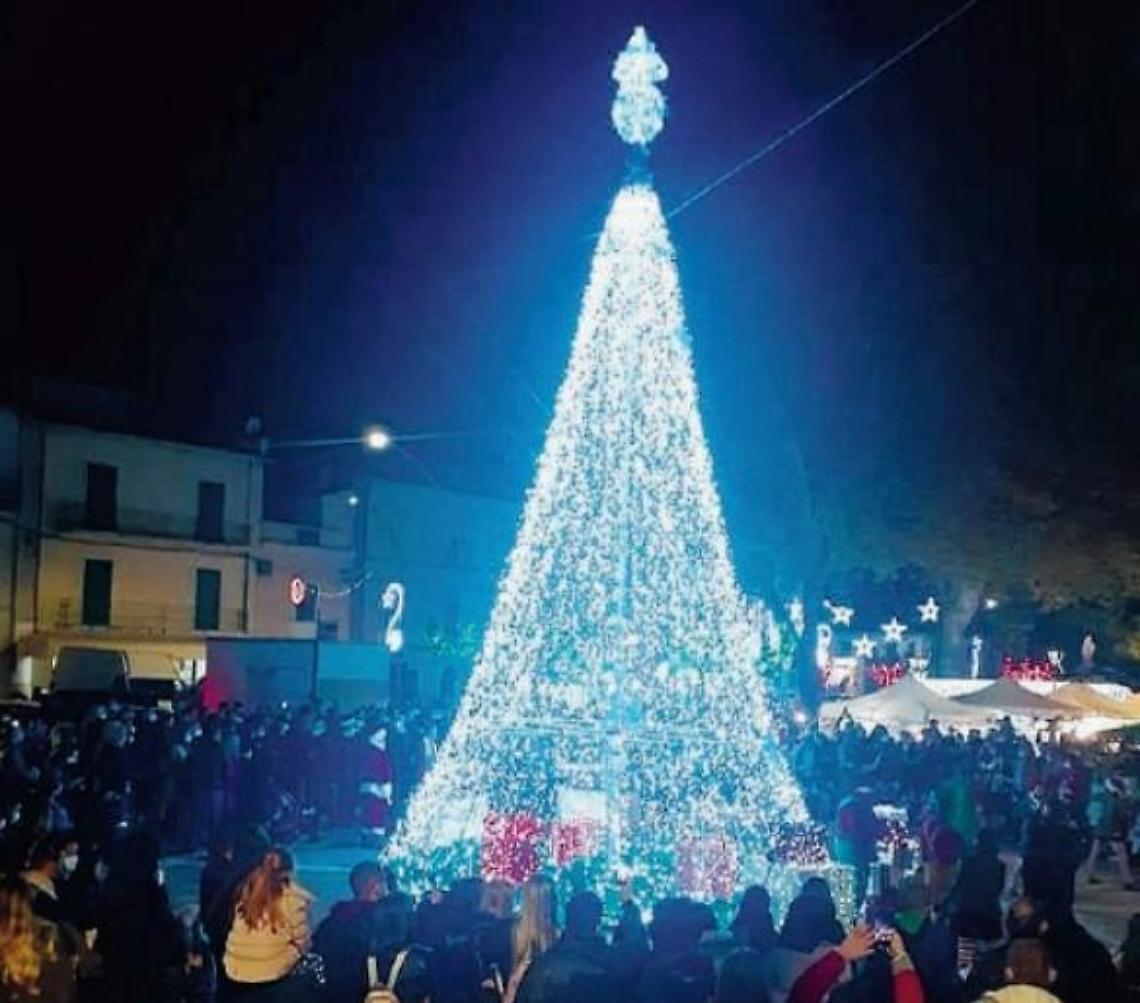 Si accendono le luminarie: l'entusiasmo del sindaco Mazzaroppi