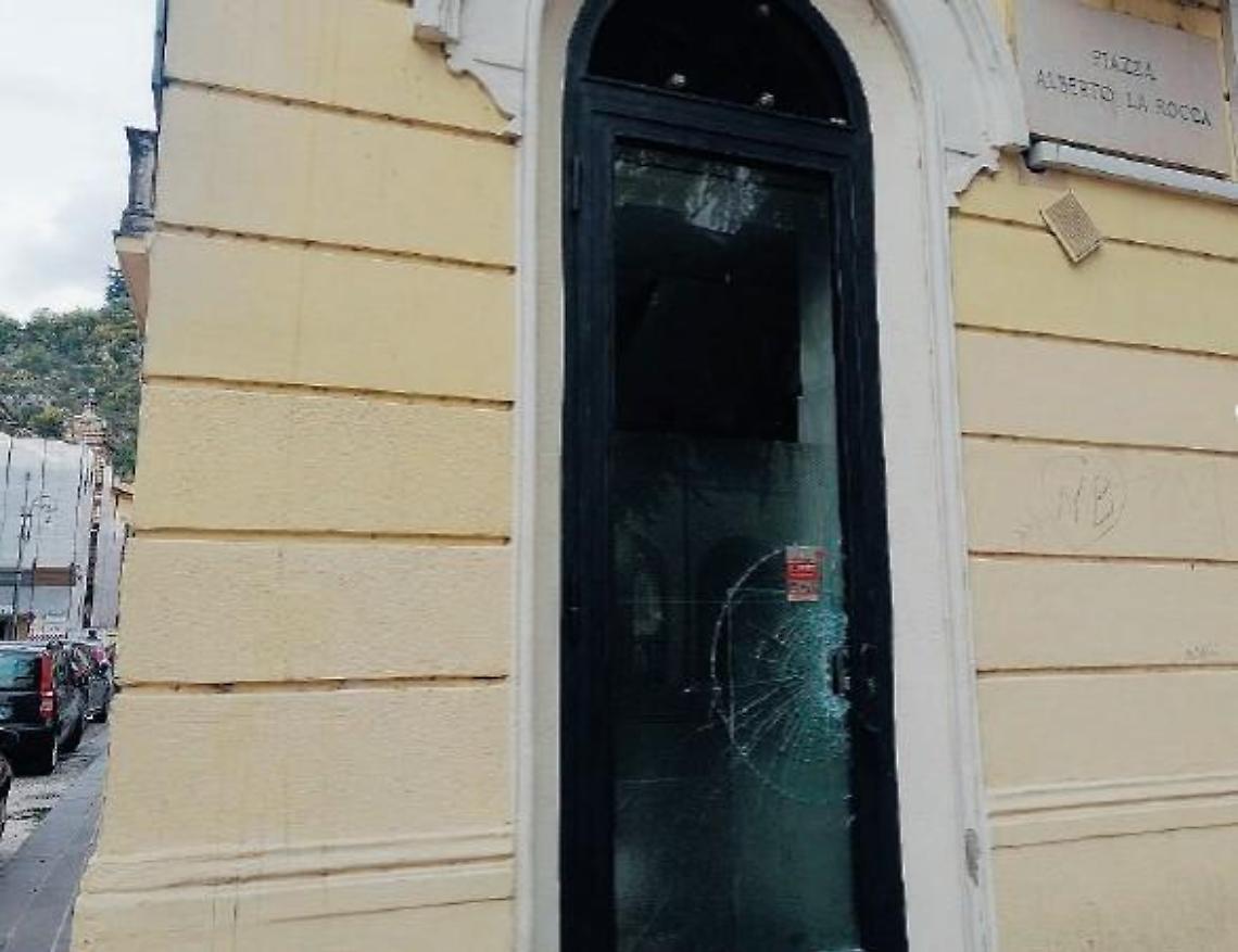 Ladri nella piazza principale: furto e danni ingenti in un bar