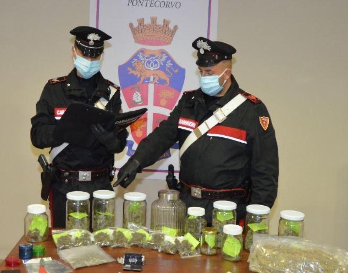 Oltre mezzo chilo di droga nascosto in casa: giovane pusher finisce nei guai