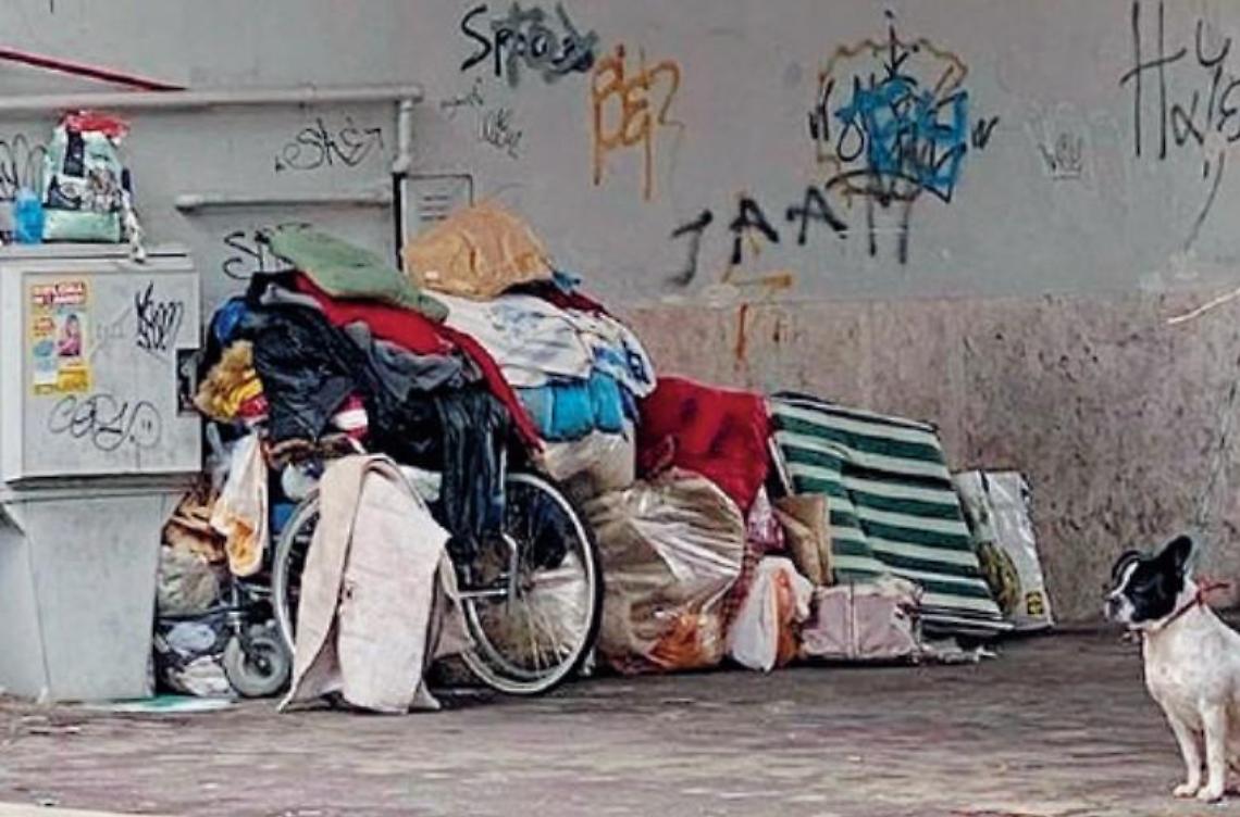 Clochard sotto i portici, è degrado ed indifferenza: subito una soluzione