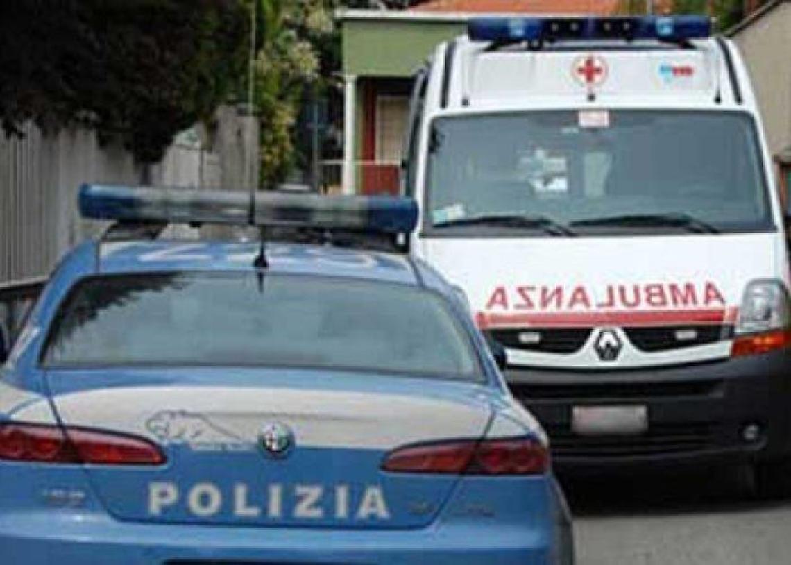 Uccide la madre, poi lo racconta a un amico al bar: 48enne si consegna alla polizia
