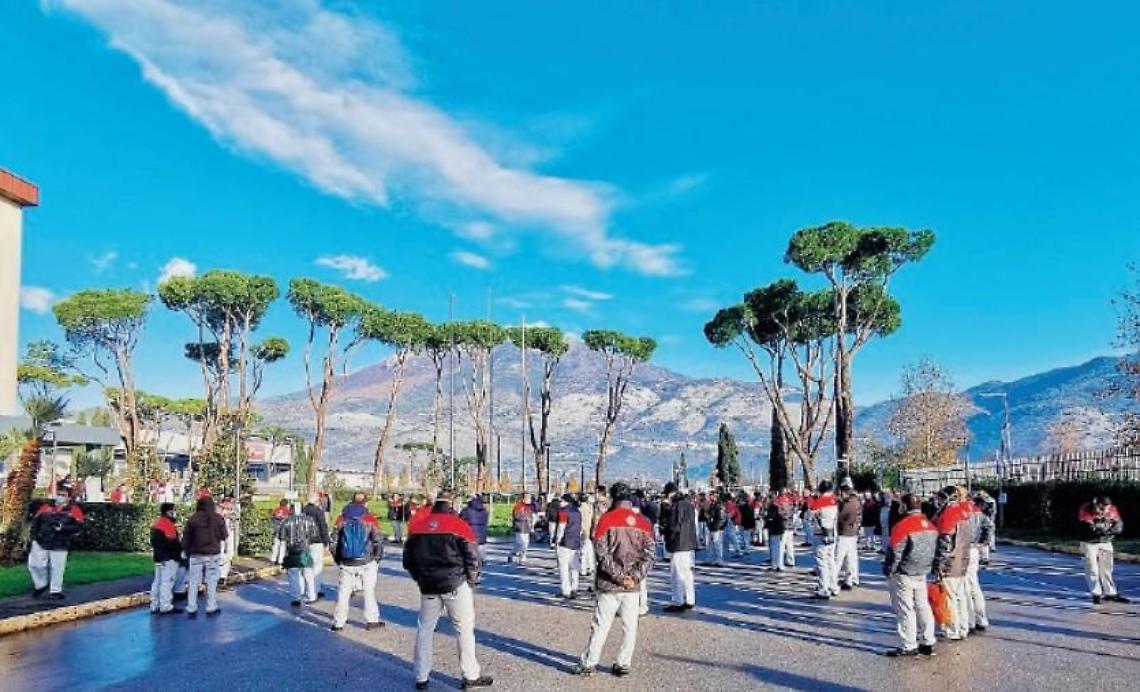Stellantis, slitta la presentazione di Grecale: solo dubbi. Operai ai cancelli