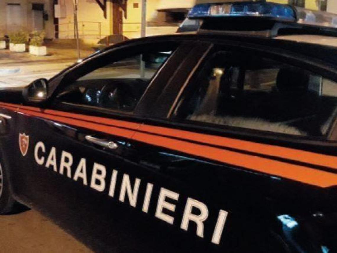Crack in auto per lo sballo ma i carabinieri li fermano: un uomo e una donna nei guai