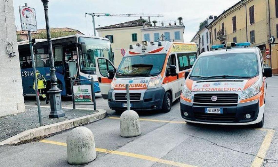 Giovane profugo sul bus senza mascherina, finge un malore: ore di caos in piazza