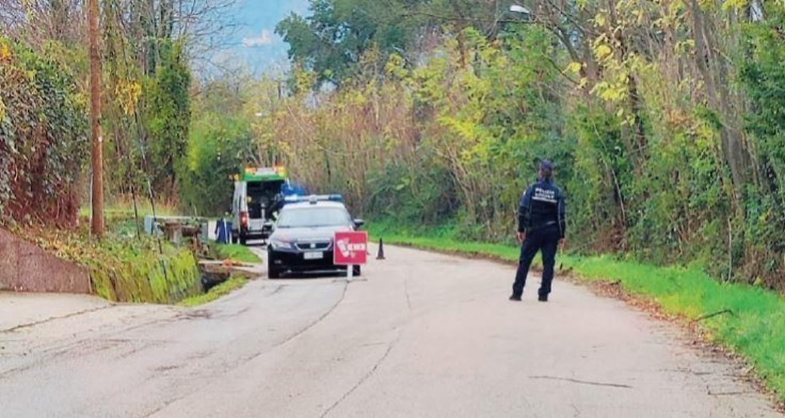 Auto finisce fuori strada: traffico in tilt e residenti sulle barricate